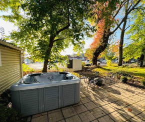 Charming PLX Cottage-LAKE VIEW